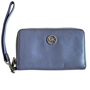 Michael Kors Wallet clutch wristlet silver grey  NWOT zip around for credit card